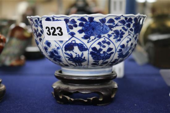 A Chinese Kangxi blue and white fluted bowl, decorated with flowers, with stand diameter 14.5cm height 7cm